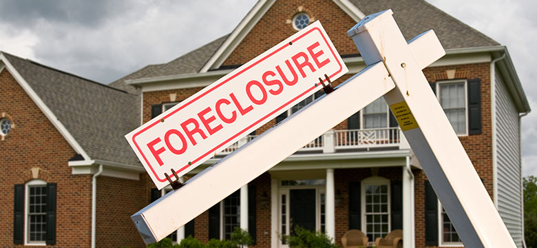 House with a foreclosure sign image